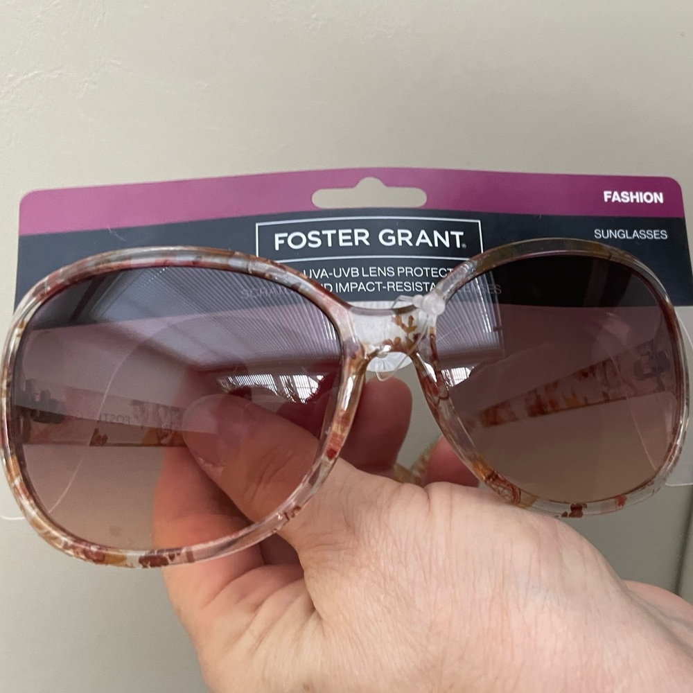 Foster Grant Women’s Tortoiseshell Sunglasses with Brown Gradient Lenses - Picture 4 of 7